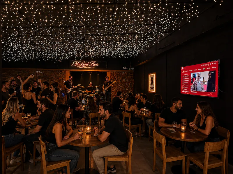 Salão do Macleod Beer com mesas e iluminação aconchegante