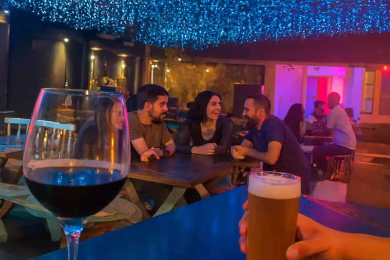 Salão do Macleod Beer com mesas e iluminação aconchegante